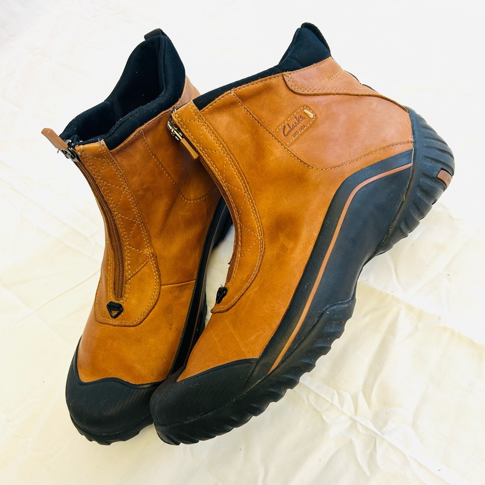 Vintage 2005 Clarks Women’s Mucker Zip-Up Leather Boots